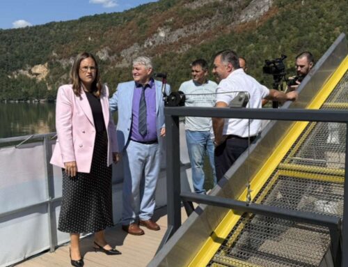 Specijalizovano plovilo za čišćenje Zvorničkog jezera predato Opštini Mali Zvornik