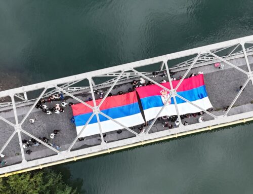 Спајањем заставa на мосту Мали Зворник и Зворник обележили Дан српског јединства, слободе и националне заставе